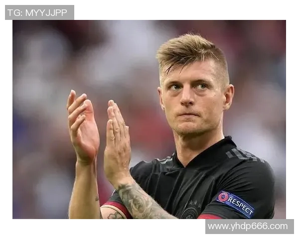 克罗斯在足球世界中的崛起与影响力分析：从天才少年到中场大师的成长之路